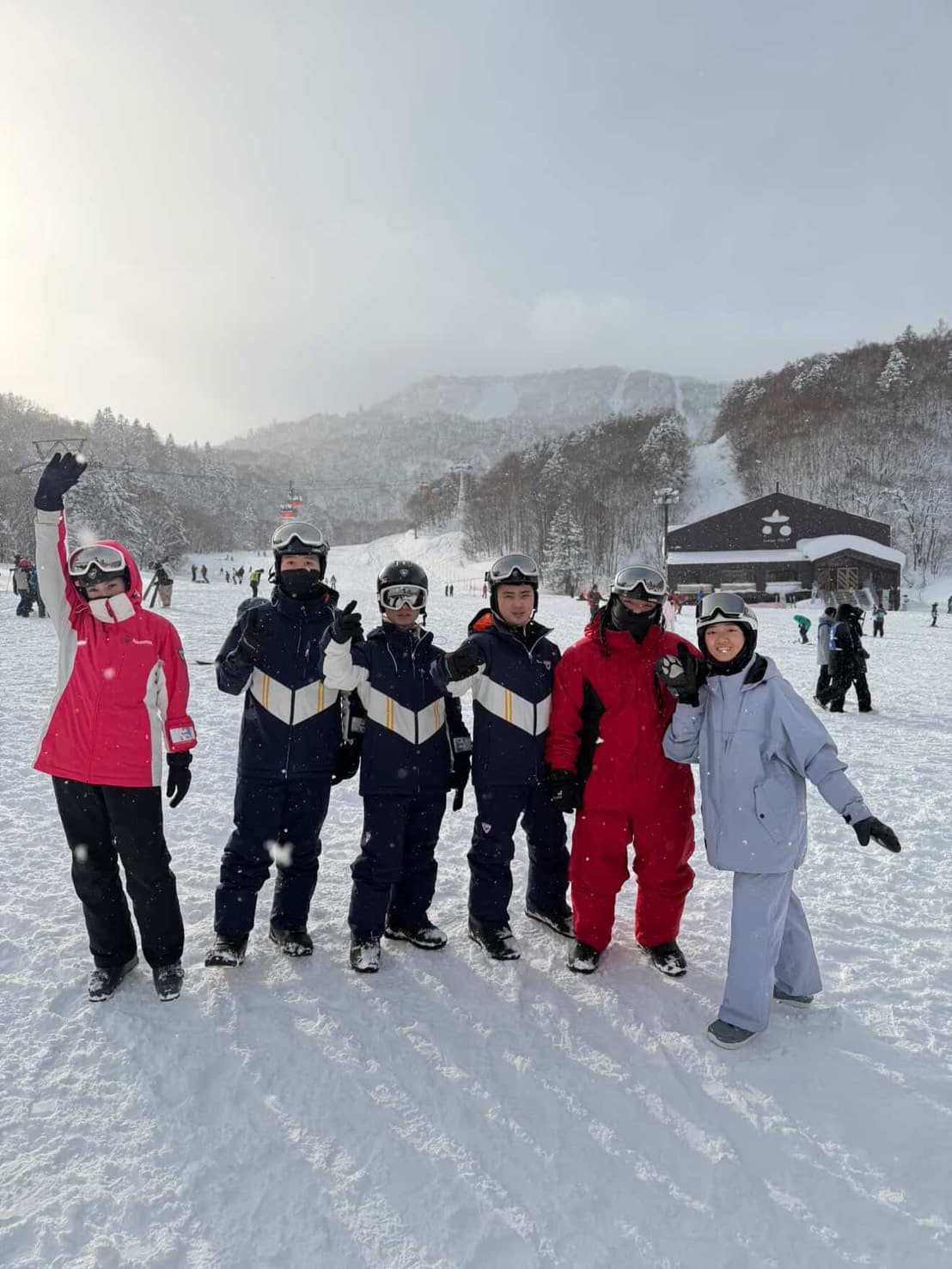 沈筠庭 Shin 與滑雪學員合照